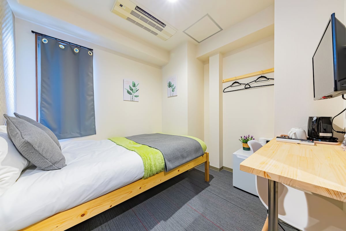 Economy kamer | Een bureau, verduisterende gordijnen, gratis wifi, beddengoed