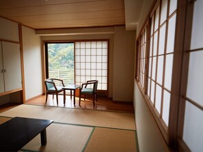 传统四人房, 无烟房 (Japanese Style) | 羽绒被、免费 WiFi、床单