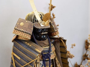 Detaljeret samurai rustning med indviklede mønstre og udsmykning.