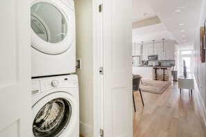 Interior - Airy Dupont Circle 1BR w/ W/D, nr Metro, Bars & Nightlife, by Blueground (Washington, D.C.)