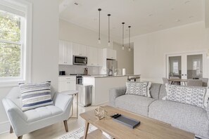 TV - Amazing Dupont Circle 2BR w/ W/D, nr Metro & Nightlife, by Blueground (Washington, D.C.)