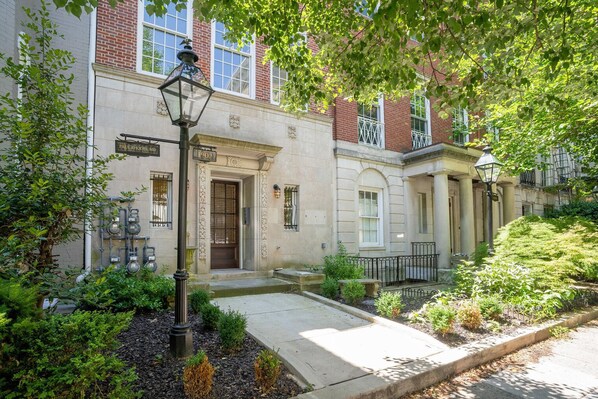 Exterior - Amazing Dupont Circle 2BR w/ W/D, nr Metro & Nightlife, by Blueground (Washington, D.C.)