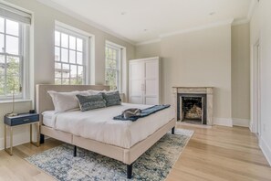 2 bedrooms, iron/ironing board, WiFi, bed sheets - Beautiful Dupont Circle 2BR w/ W/D, nr Dining & Bars, by Blueground (Washington, D.C.)