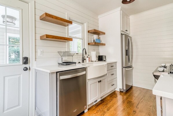 Fridge, microwave, oven, stovetop - Charming Pentagon City 3BR w/ W/D, nr Shopping Malls, by Blueground (Northern Virginia)