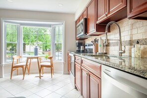 冷蔵庫、電子レンジ、オーブン、コンロ