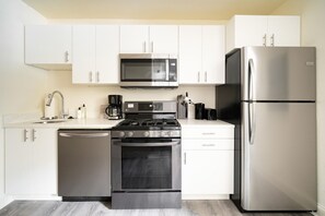 冷蔵庫、電子レンジ、オーブン、コンロ