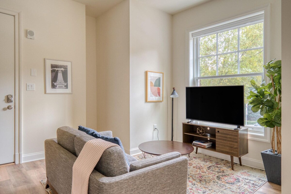 Dreamy Dupont Circle 1BR w/ W/D, nr Nightlife & Bars, by Blueground