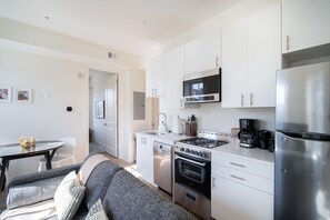 Interior - Hip Dupont Circle 2BR w/ W/D, nr Dining & Bars, by Blueground (Washington, D.C.)
