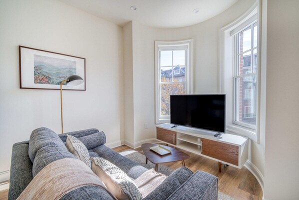 TV - Hip Dupont Circle 2BR w/ W/D, nr Dining & Bars, by Blueground (Washington, D.C.)