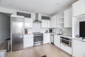 Fridge, microwave, oven, stovetop - Marvelous H Street 1BR w/ W/D, nr Light Rail Station, by Blueground (Washington, D.C.)