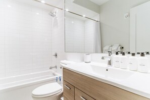 Hair dryer, towels - Serene H Street 2BR w/ W/D, nr Bus Stops & Restaurants, by Blueground (Washington, D.C.)