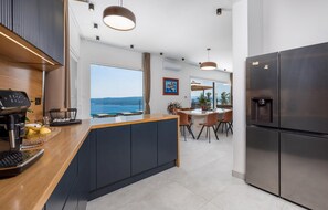 Refrigerador, microondas, lavavajillas y cafetera y tetera 