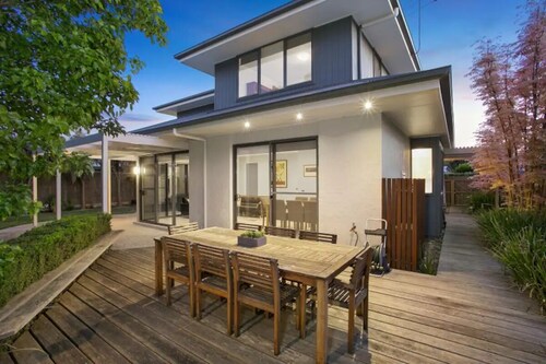 Family Holiday Home at Quiet Point Lonsdale Beach