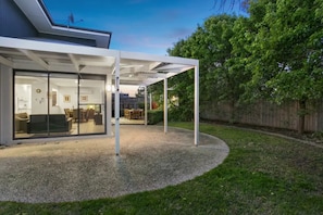 Outdoor dining - Family Holiday Home at Quiet Point Lonsdale Beach

 (Point Lonsdale)