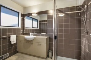 Een douche, een haardroger, zeep