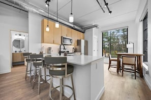 Réfrigérateur, four à micro-ondes, un four, surface de cuisson