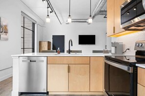 ثلاجة، ميكروويف، فرن، موقد طهي مسطح