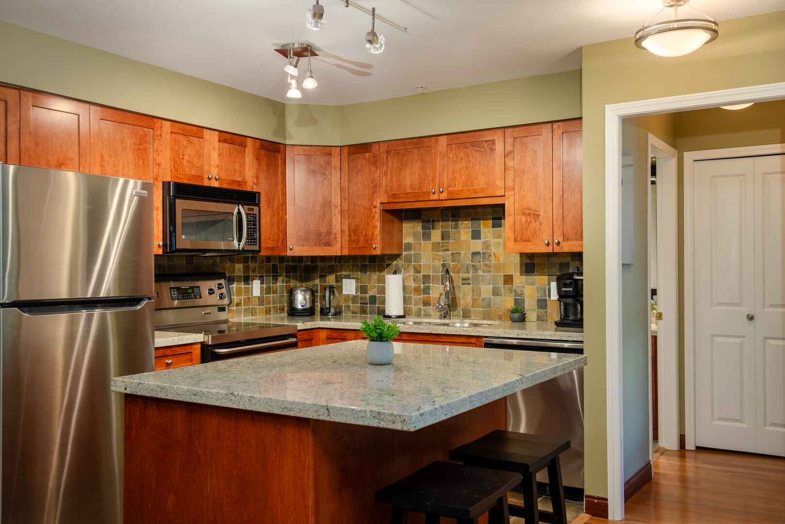 Frigorifero, microonde, forno, piano cottura