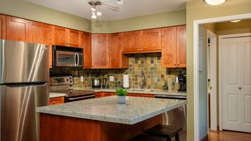 Køleskab, mikrobølgeovn, ovn, kogeplade