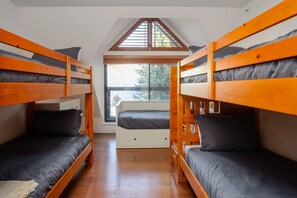 3 slaapkamers, een strijkplank/strijkijzer, wifi, beddengoed