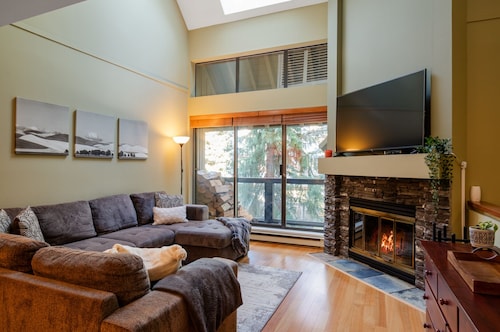 3BR | Wintergreen | Family Sized | Wood Burning Fireplace | Secure Parking | Ski Hill Bus