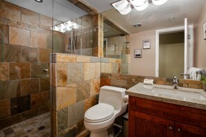Een douche, een haardroger, handdoeken