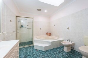 Douche, séchoir à cheveux, serviettes fournies