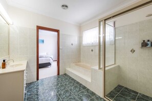 Dusche, Haartrockner, Handtücher