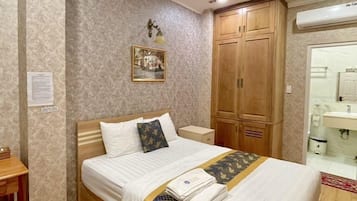 Standard Double Room | Desk, soundproofing, iron/ironing board, free WiFi