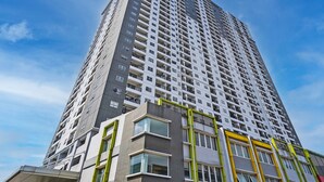 A high-rise building with multiple floors, large windows, and balconies. - OYO Life 92548 M-square Apartment By Lins Pro (Bandung)
