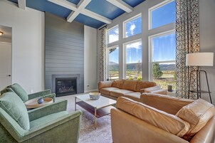 House | Living area | Smart TV, fireplace