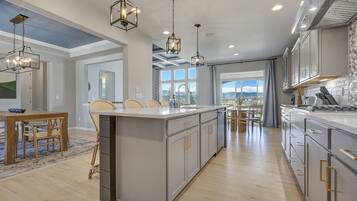 Lemari es, oven, mesin pencuci piring, dan pemanggang roti