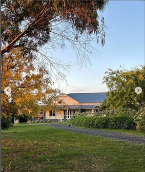 Apartment | 4 bedrooms, desk - Jilly Park Farm Interactive Experience (Buln Buln)