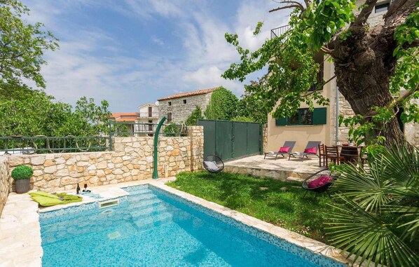 Unclassified image, 1 of 38, button