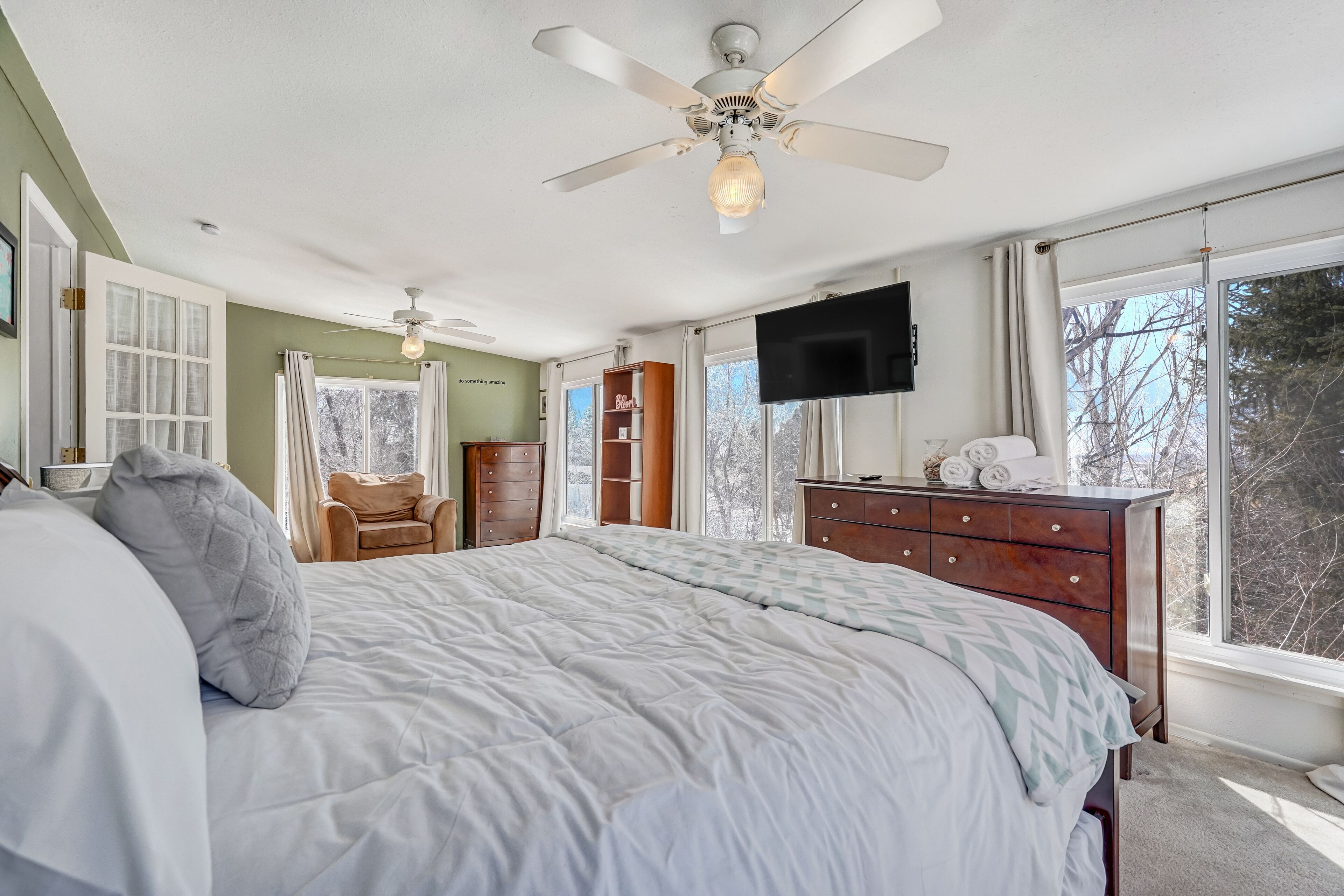 6 bedrooms, laptop workspace, free WiFi