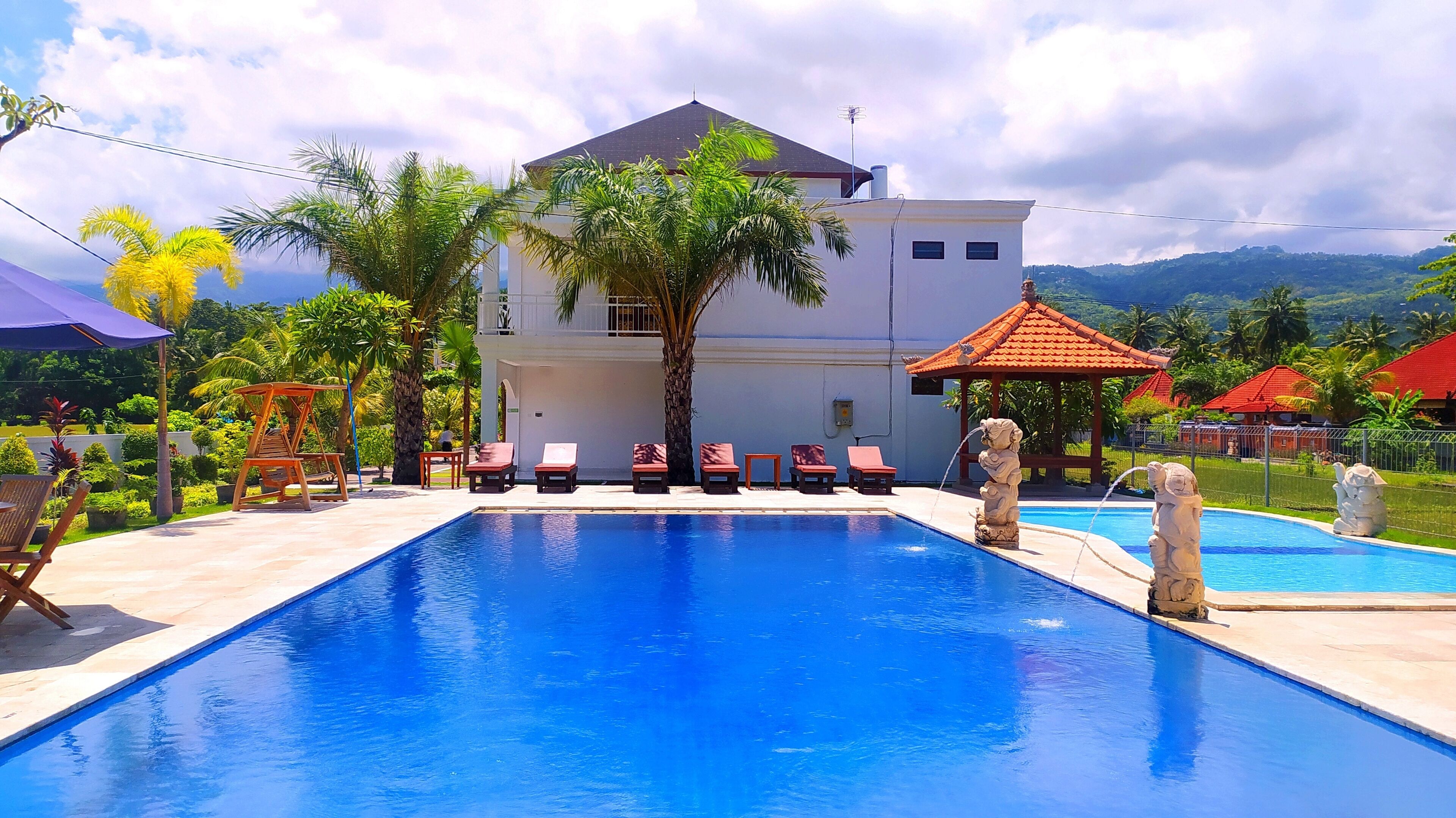 2 outdoor pools, sun loungers