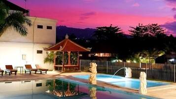 2 albercas al aire libre y camastros