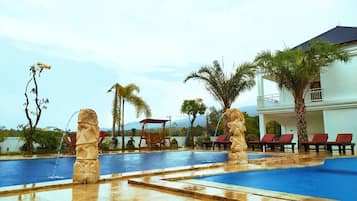 2 kolam renang outdoor, dengan kursi berjemur
