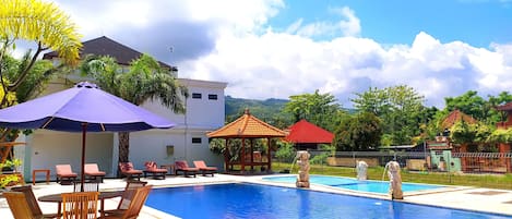 2 outdoor pools, pool loungers