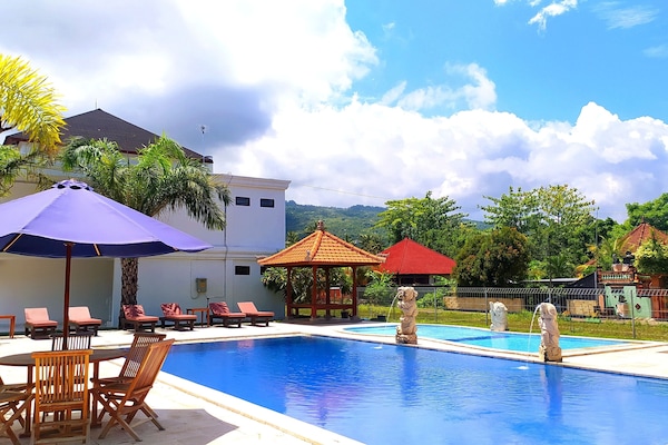 2 outdoor pools, pool loungers