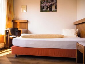 Standard-Einzelzimmer | Zimmersafe, Schreibtisch, schallisolierte Zimmer, kostenloses WLAN