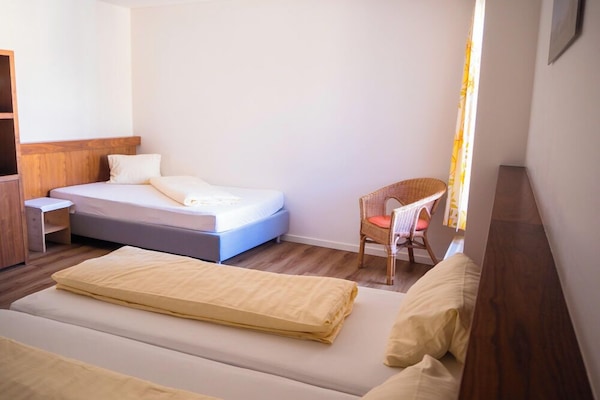 Habitación triple estándar | Caja de seguridad en la habitación, escritorio y insonorización