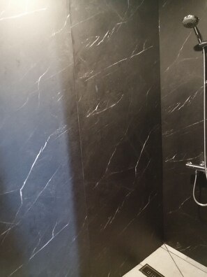 Dusche, Haartrockner, Handtücher, Toilettenpapier