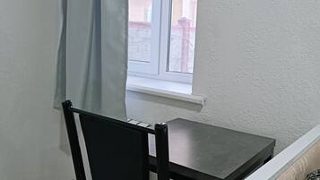 Escritorio, espacio para trabajar con un portátil, wifi gratis