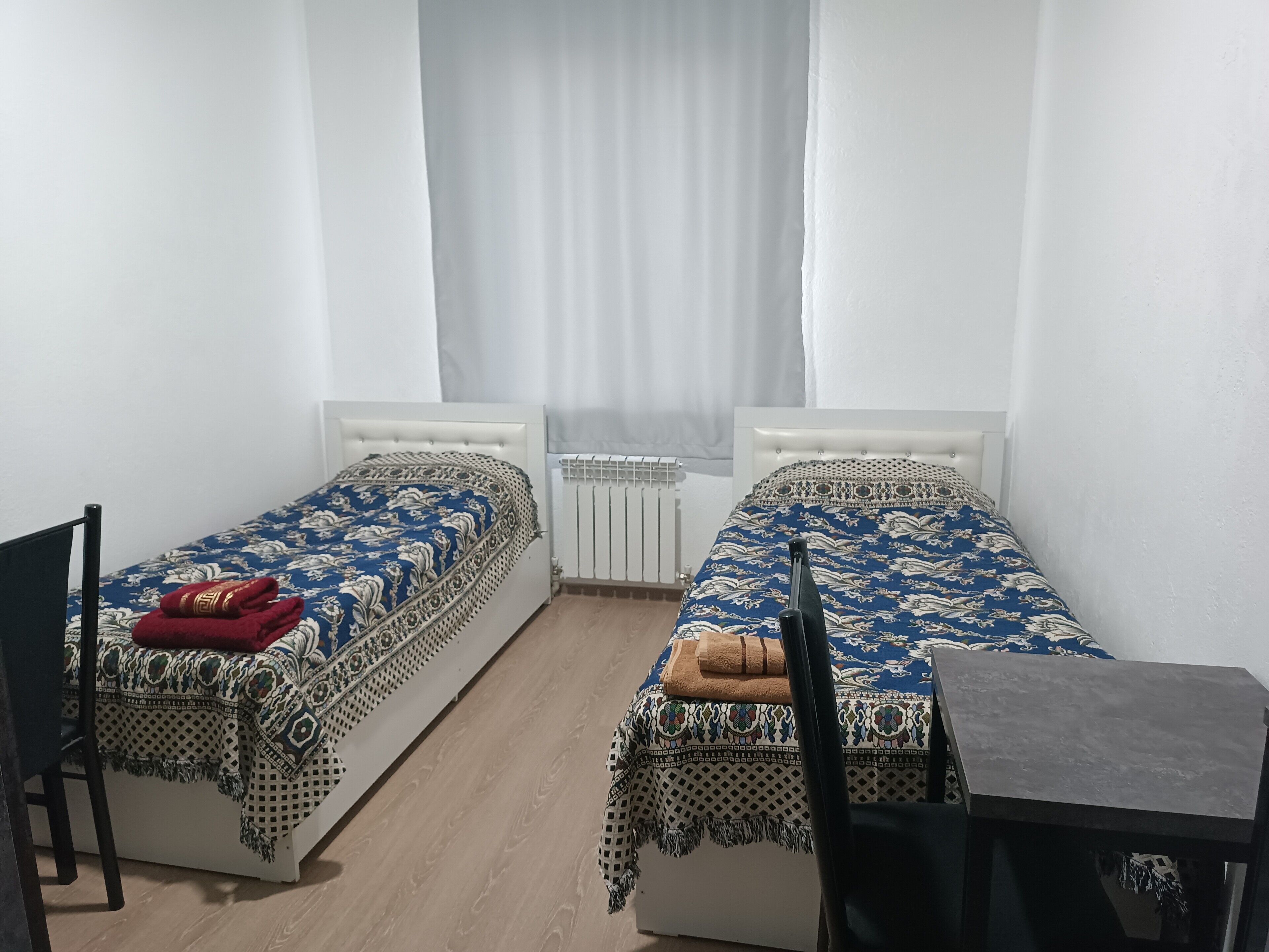 Kamar Twin, 2 Tempat Tidur Twin, Bebas Asap Rokok | Meja kerja, ruang kerja ramah laptop, Wi-Fi gratis, dan seprai linen