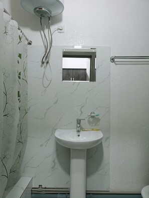 Shower, free toiletries, slippers, towels - Nomad Inn Guest House (Bishkek)