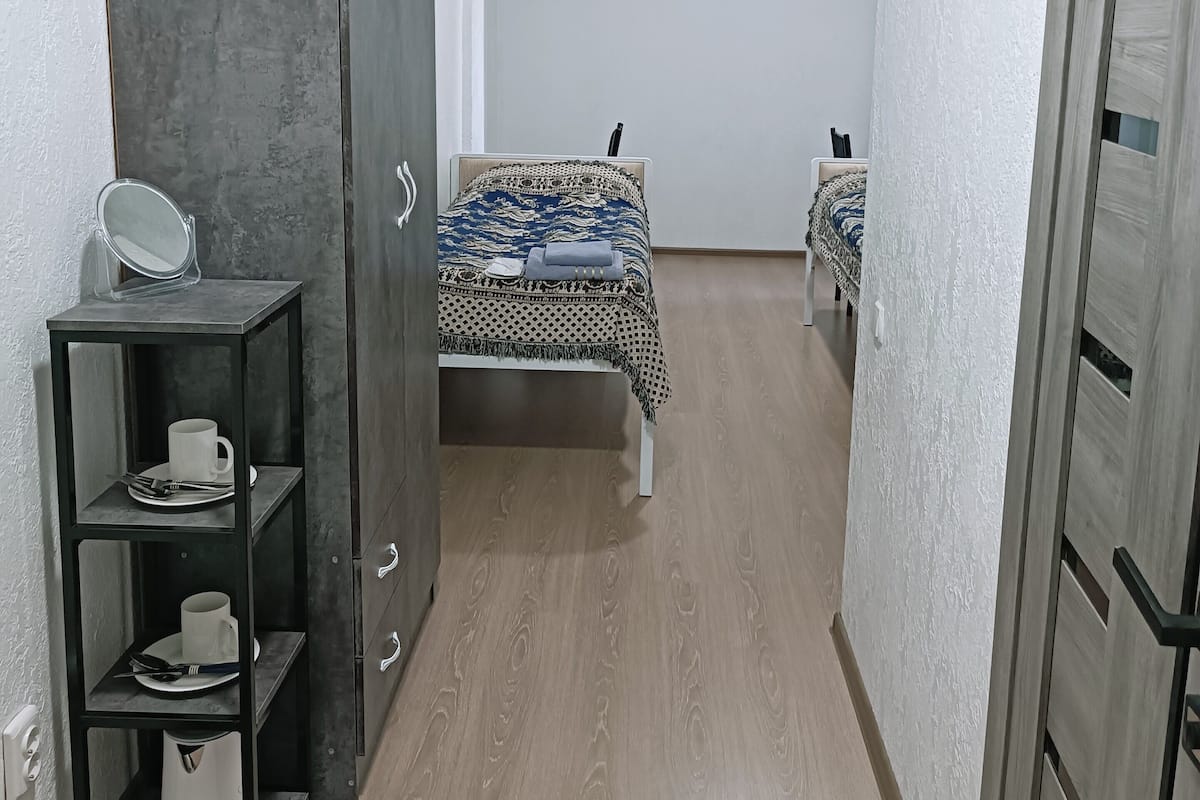 Zweibettzimmer, 2 Einzelbetten, Nichtraucher | Schreibtisch, laptopgeeigneter Arbeitsplatz, kostenloses WLAN