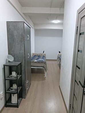 Twin kamer, 2 eenpersoonsbedden, niet-roken | Een bureau, een laptopwerkplek, gratis wifi, beddengoed