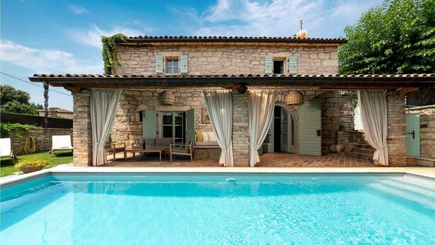 A stone building with a swimming pool in front. - Nice home in Sveti Lovrec (Sveti Lovrec)