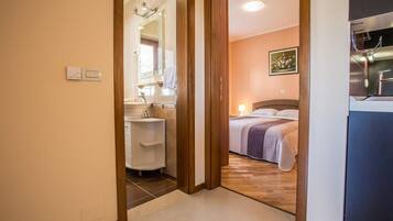 2 bedrooms, travel crib, free WiFi, bed sheets